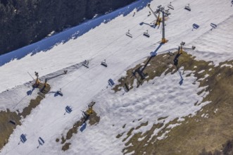 Skiers on ski slope and chairlift, Winterberg, Sauerland, North Rhine-Westphalia, Germany, DE,