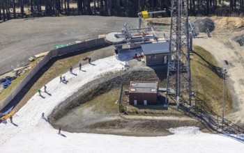 Skiers on ski slope and chairlift, Winterberg, Sauerland, North Rhine-Westphalia, Germany, DE,