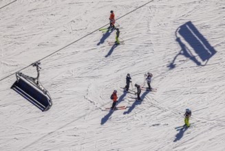 Skiers on ski slope and chairlift, Winterberg, Sauerland, North Rhine-Westphalia, Germany, DE,