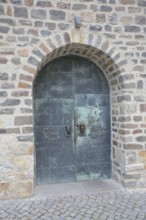 Door and entrance to the art museum with door handle by Heinrich Apel 1974, bronze sculptures,