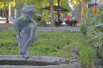 Sculpture Bathing Girl by Heinrich Apel 1972, bronze sculpture, modern art, bathing female figure
