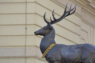 Stag column with stag statue, stag figure with golden collar, golden chain, detail, Old Town Hall,