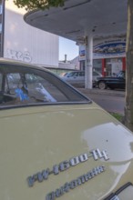 View over the rear of a VW 1600 TLE Automatic to a car repair shop, Hainholz, Hanover, Lower