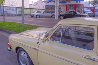 View over an old car to a car repair shop, Hainholz, Hanover, Lower Saxony, Germany