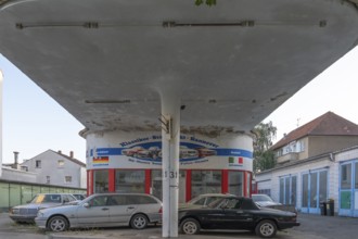 View of a car repair shop from where older cars are parked, Hainholz, Hanover, Lower Saxony,