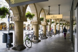 Shops in the arcades, Prinzipalmarkt, Münster, North Rhine-Westphalia, Germany