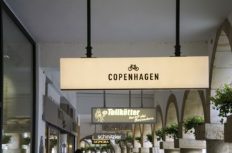Shops in the arcades, Prinzipalmarkt, Münster, North Rhine-Westphalia, Germany