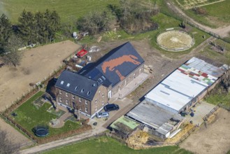 Aerial view, Pferdefreunde Emmelsum, jumping horse on the barn roof, club grounds Heinrichstraße,