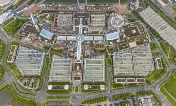Aerial view, Centro Oberhausen, vertical shot, corona-related empty parking spaces, gasometer,