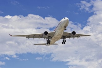 Passenger plane on landing approach, Montreal, Province of Quebec, Canada