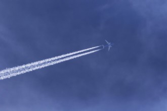 High flying passenger plane, Province of Quebec, Canada