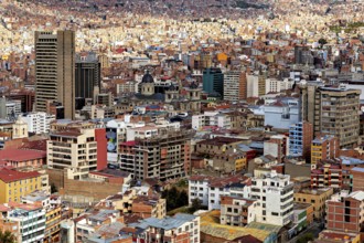 Dense development in the centre of La Paz with different architectural styles, The houses and