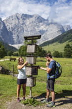 Hikers on the theme trail to Almdorf Eng, behind them Grubenkarspitze and Dreizinkenspitze,
