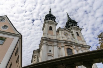 Baroque church with two towers under a cloudy sky, Pöstlingsbergkirche pilgrimage basilica Sieben