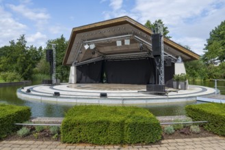 Lake stage in the spa gardens, Bad Staffelstein, Upper Franconia, Franconia, Bavaria, Germany