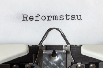 The word REFORMSTAU, written on a typewriter