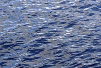 Light reflections on the wavy water surface, Lake Möhne, Möhne Dam, North Rhine-Westphalia, Germany