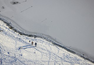 Aerial view, children playing in the snow at the Möhnesee, Delecke, Möhnesee, Sauerland, North