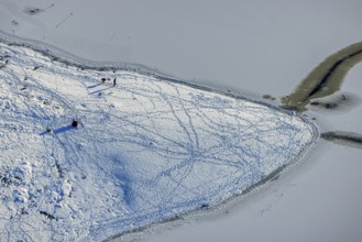 Aerial view, children playing in the snow at the Möhnesee, Delecke, Möhnesee, Sauerland, North