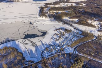 Aerial view, snow-covered campsite Möhnesee, forest area and Möhnesee, Brüningsen, Möhnesee,
