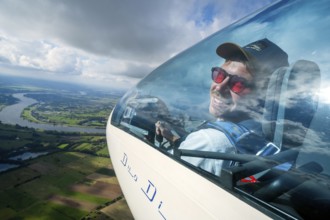 Man, pilot, flying, aviation, glider, Duo Discus, steering, Hamburg, Elbe, Germany