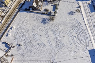 Aerial view, snow-covered field Marker Dorfstraße, winter, vehicle tracks in the snow, Uentrop,
