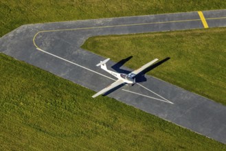 Aerial photo, Hamm airfield and motor glider in the district of Heessen in Hamm, Ruhr area, North