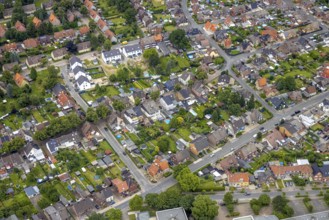 Aerial view, local view Bockum-Hövel and residential house with garden and swimming pool in