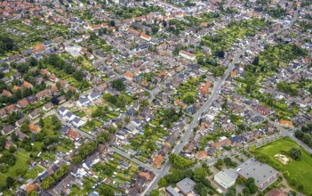 Aerial view, local view Bockum-Hövel and residential house with garden and swimming pool in