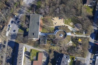 Aerial view, residential building with kindergarten and playground on Landecker Straße, Horst,