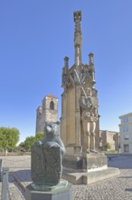 Roland and church ruins of St Nikolai, bear figure with shield and coat of arms, statue with sword,