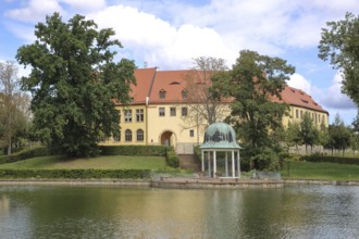 Castle and round pavilion at the spa gardens pond, Goethe School, Goethepark, Bad Lauchstädt,