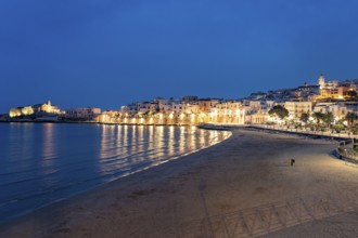 Old town and town beach Spiaggia di San Lorenzo at dusk, Vieste, Gargano, Apulia, Italy