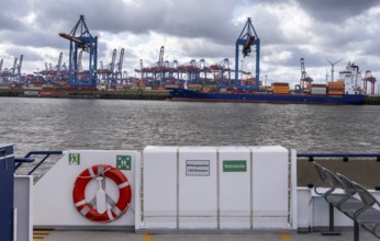 Ships and shipyards on the Elbe in the Hamburg harbour area, Hamburg, Germany