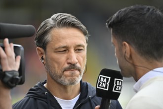 Coach Coach Niko Kovac Borussia Dortmund BVB Portrait in interview Microphone Micro Logo DAZN