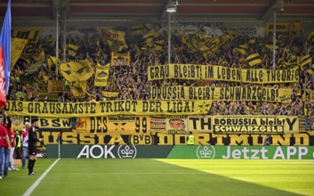 Fan block, fans, fan curve, flags, flags, atmosphere, atmospheric Borussia Dortmund banner, poster,