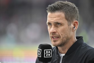 Sports Director Sebastian Kehl Borussia Dortmund BVB Portrait in interview Microphone Micro Logo