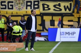 Coach Niko Kovac Borussia Dortmund BVB on the sidelines Gesture Gesture calls Voith-Arena,