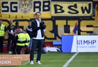 Coach Niko Kovac Borussia Dortmund BVB on the sidelines Gesture Gesture thoughtful Voith-Arena,