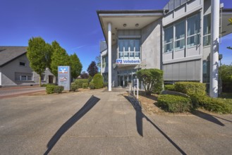 Vereinigte Volksbank eG Bramgau Osnabrück Wittlage, modern architecture, roofed entrance area,