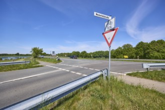 Landscape, roads, footpath and cycle path, crash barrier, traffic signs, give way, additional sign