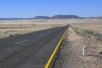 Lonely landscape on the B4 between Keetmanshoop and Lüderitz, near Aus, Karas Region, Namibia