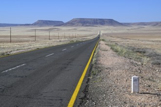 Lonely landscape on the B4 between Keetmanshoop and Lüderitz, near Aus, Karas Region, Namibia