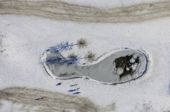 Aerial view, snow-covered golf course Huckingen and walkers, Huckingen, Duisburg, Ruhr area, North