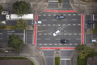Aerial view, red cycle path marking at the intersection of Markgrafenstraße and Ruhrallee in the