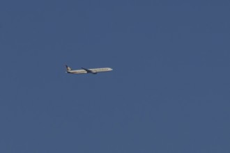 Boeing 777 jet passenger aircraft of Singapore airlines in flight in a blue sky, England, United