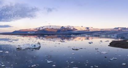 Icebergs in glacier lagoon, Vatnajökull glacier, Vatnajökull National Park, South Iceland, Iceland