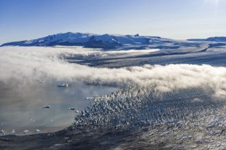 Glacier and mountains of the Vatnajökull glacier, Vatnajökull National Park, South Iceland, Iceland