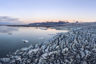 Glacier and mountains of the Vatnajökull glacier, Vatnajökull National Park, South Iceland, Iceland