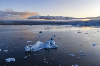 Icebergs in glacier lagoon, Vatnajökull glacier, Vatnajökull National Park, South Iceland, Iceland